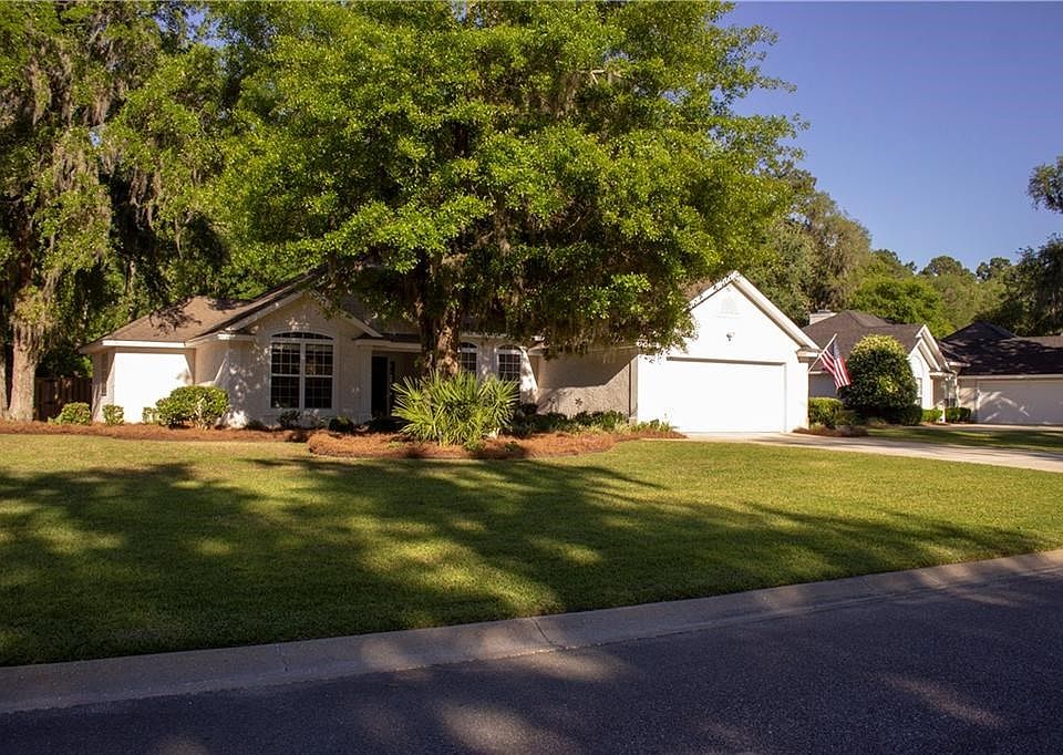 The Mature tree in the front yard provides plenty of shade from the sunlight in the evening.