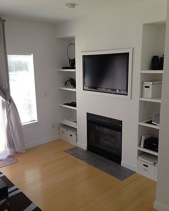 Living room w/built-ins