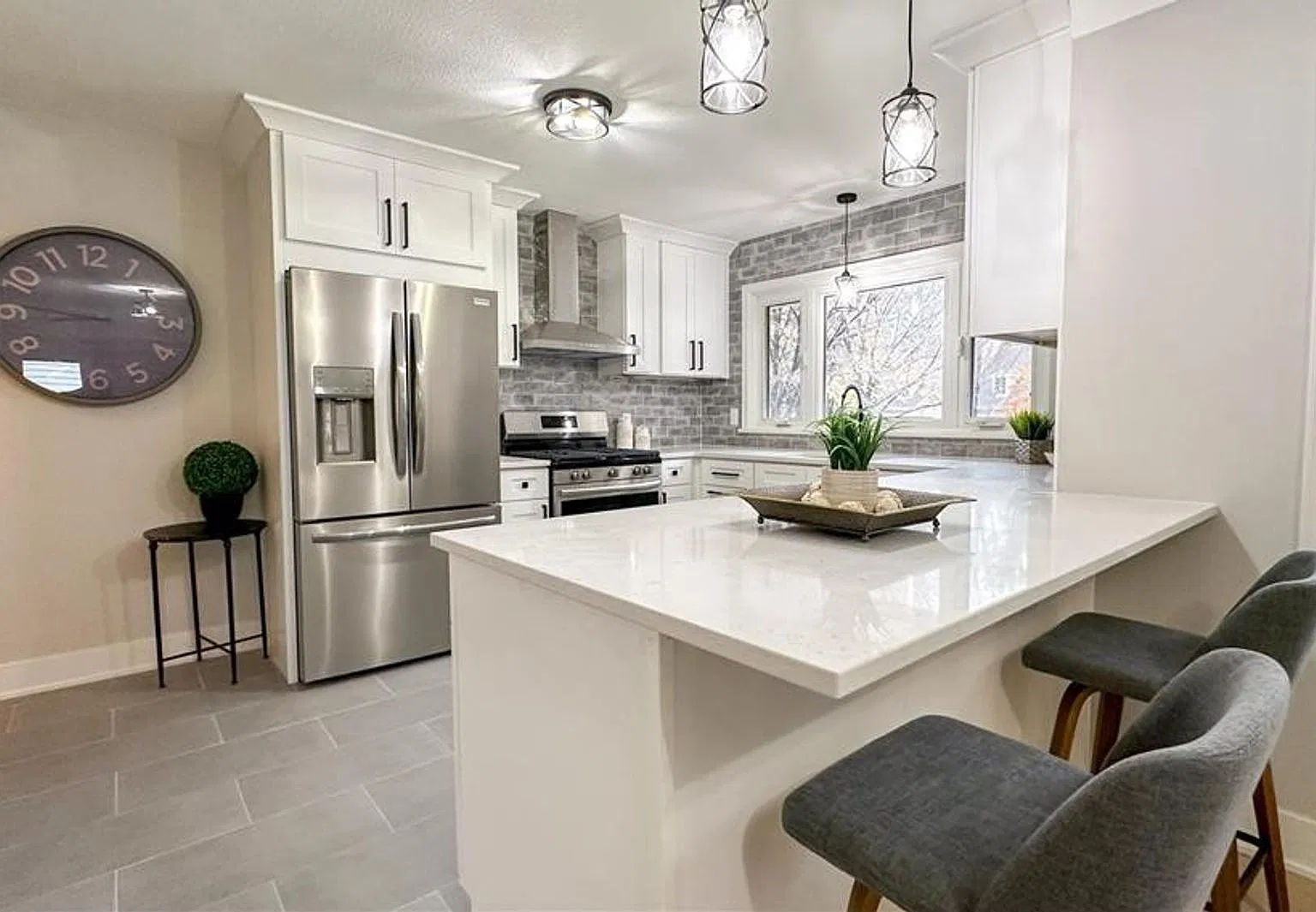 4 Bedroom 2 Bath Home in St. Louis Park! — Photo 2
