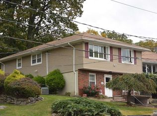 780 Oakwood Ln, Ridgefield, NJ 07657