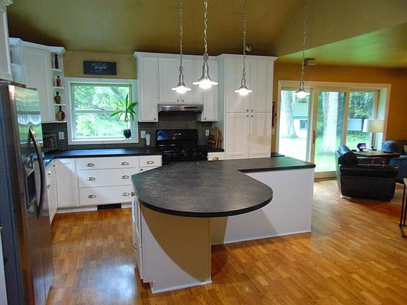5th image of 729 Capitol Dr