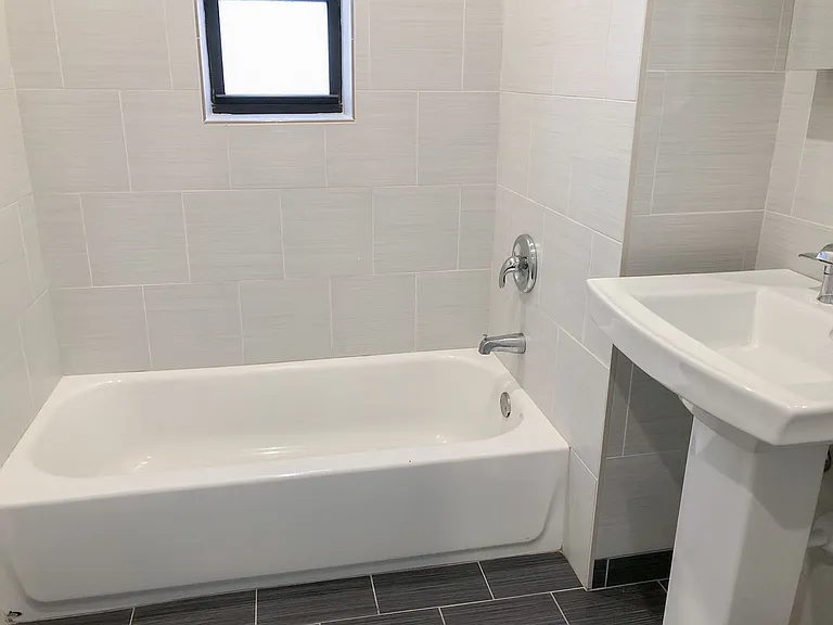 2315 N Southport Ave — Photo 9