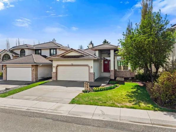 125 NW Woodpark Close SW, Calgary, AB T2W 6H1