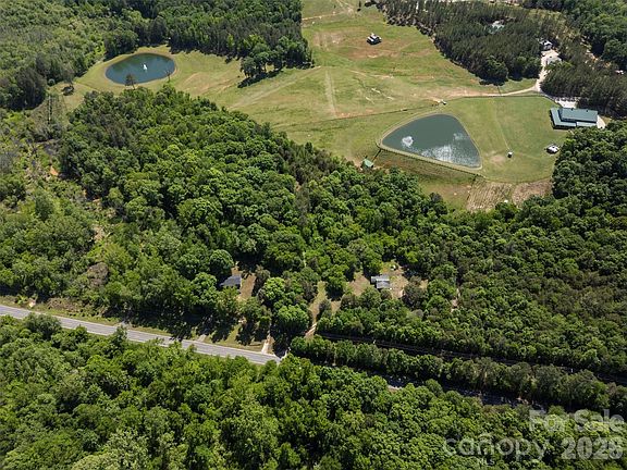 5th image of 911 Center Rd