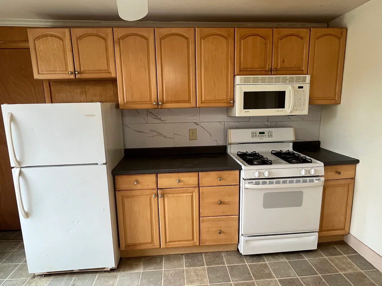 3 bed, 1000 sqft, $1,700 — Photo 1