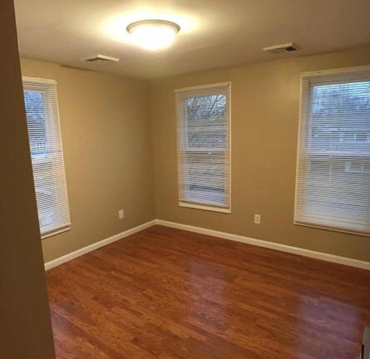 2nd image of 108 Bank St