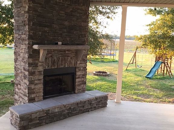 Covered patio w/gas fireplac