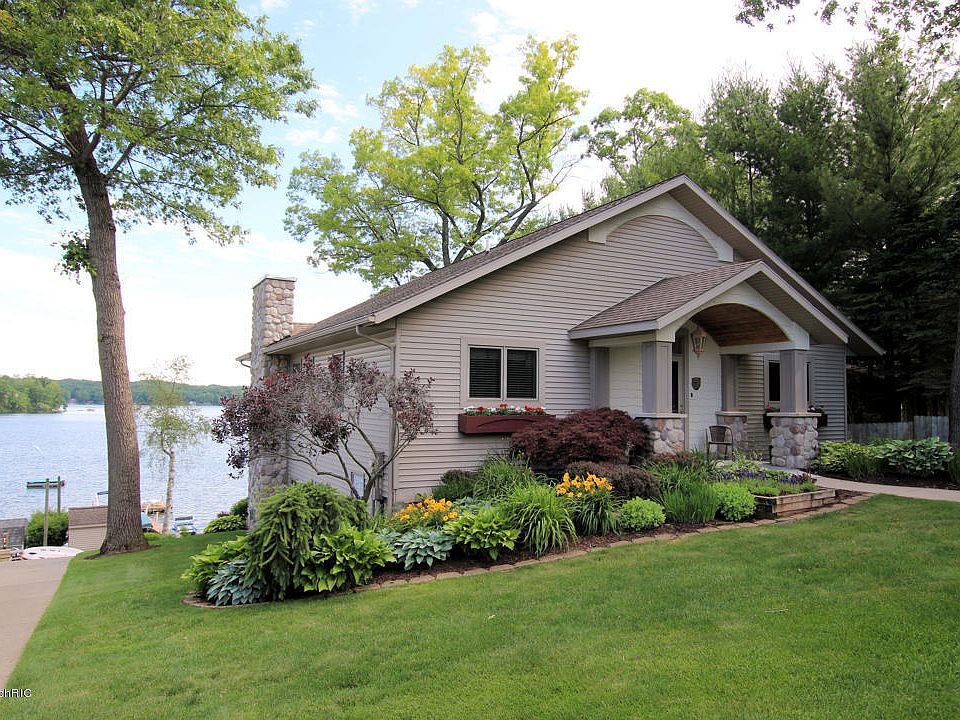 1st image of 603 W Pickerel Lake Dr