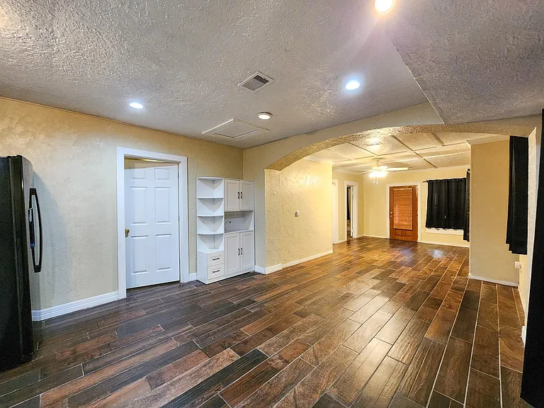 2222 Hogg St — Photo 12
