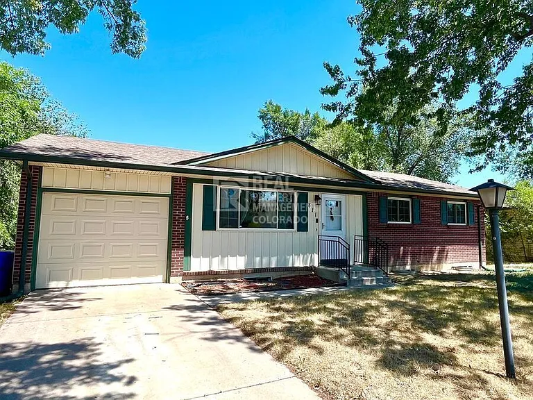 811 Holmes Dr — Photo 1
