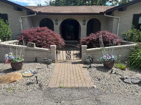 3133 Hartslock Woods Dr, West Bloomfield, MI 48322