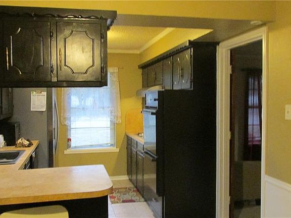 Kitchen with Fridge, Dual Oven and Garbage Disposal and Gas cook-top