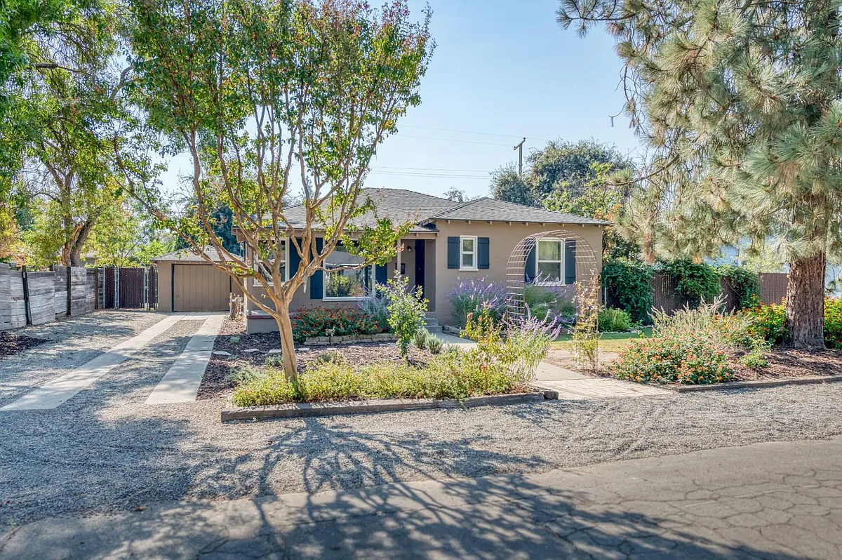 Building Photo - 632 E Ramona Way