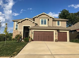 6215 N White Oak Dr, Parkville, MO 64152