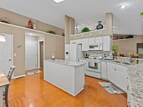 5th image of 8185 Summer View Dr