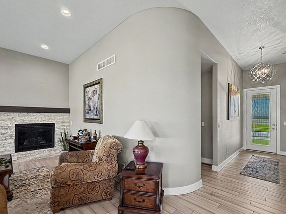 5th image of 532 NE Westgate Dr
