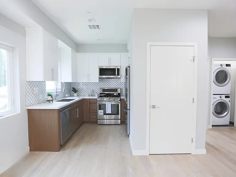 1242 N Beachwood Dr #1242 — Photo 4