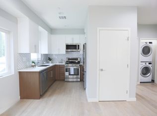 1240 N Beachwood Dr, Los Angeles, CA 90038