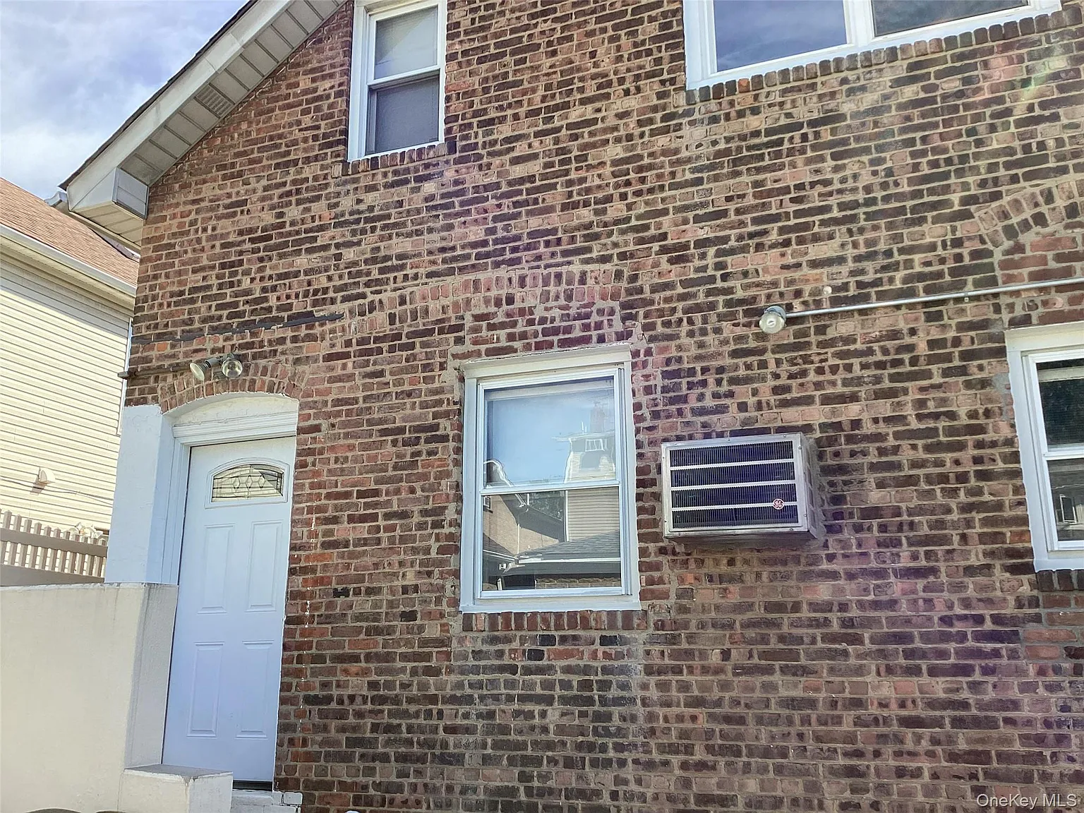 2 bed, 1.0 bath, 2656 sqft, $2,400 — Photo 1