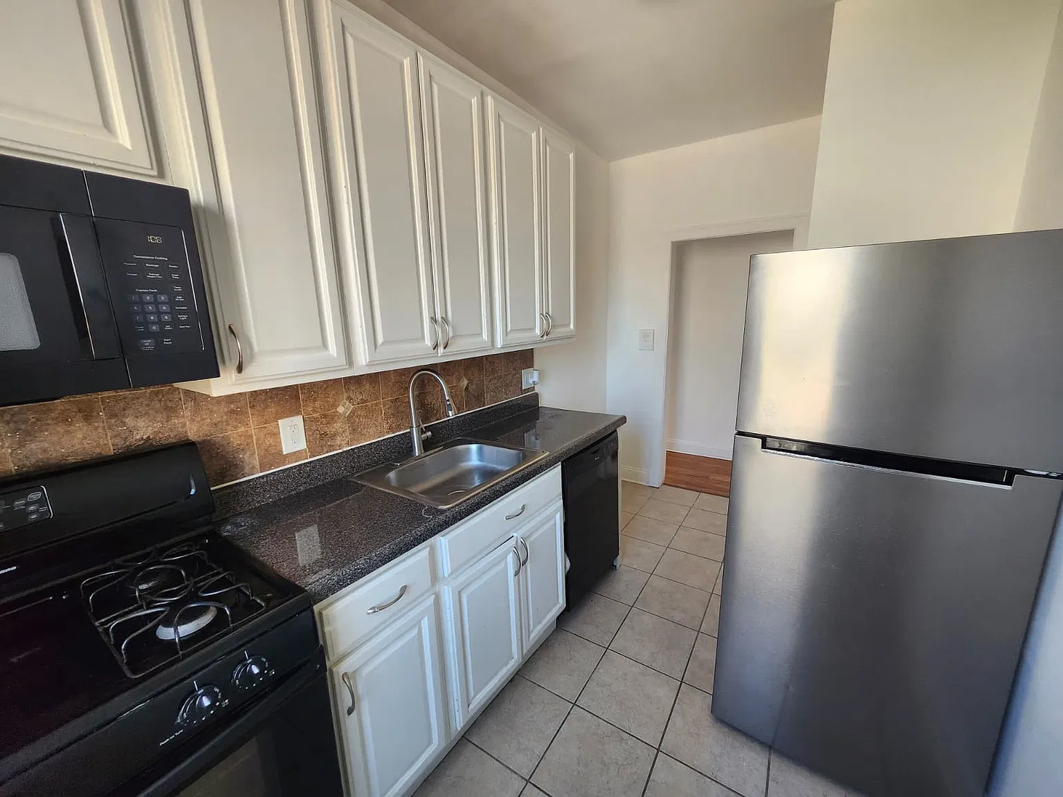 1 bed, 650 sqft, $1,800 — Photo 1