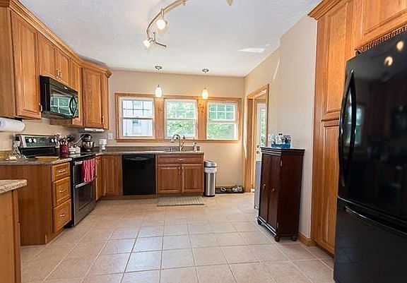4th image of 371 Pine St