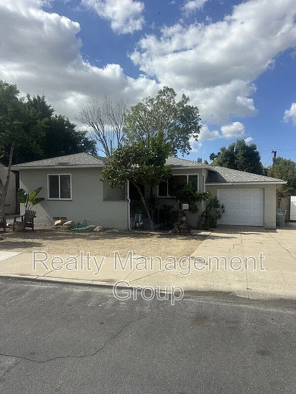 3 bed, 1.0 bath, 998 sqft, $3,400 — Photo 1