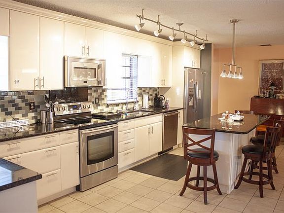 3rd image of 798 SE Damask Ave