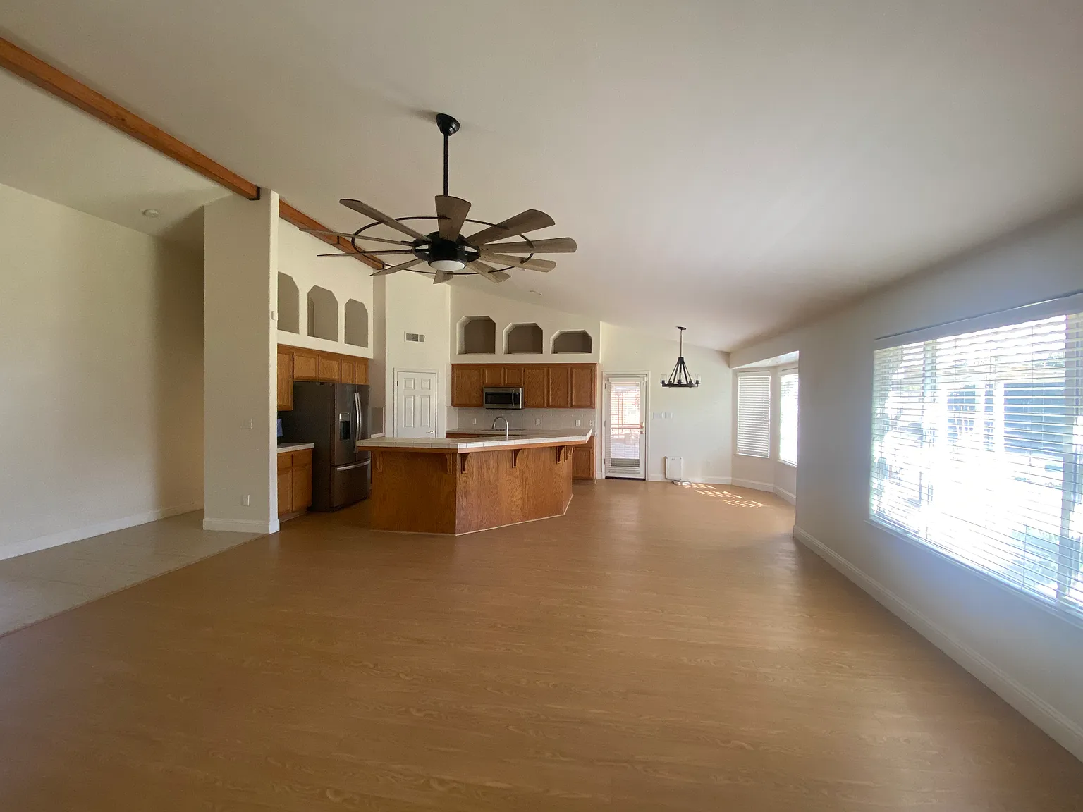 3 bed, 2043 sqft, $3,200 — Photo 4