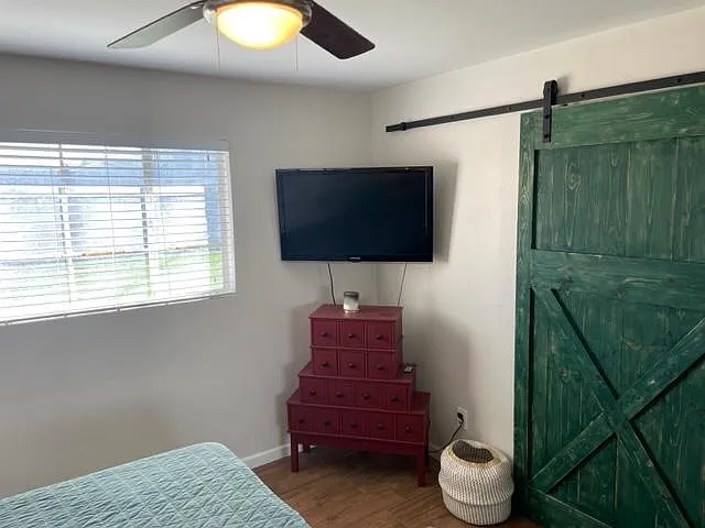 911 E San Juan Ave — Photo 16
