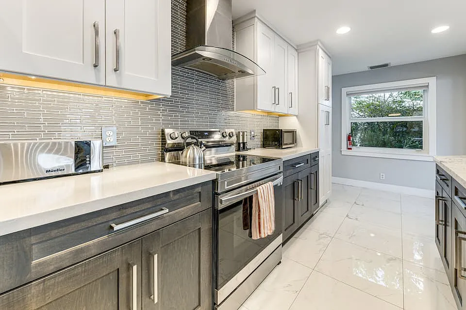 729 Heron Dr — Photo 2