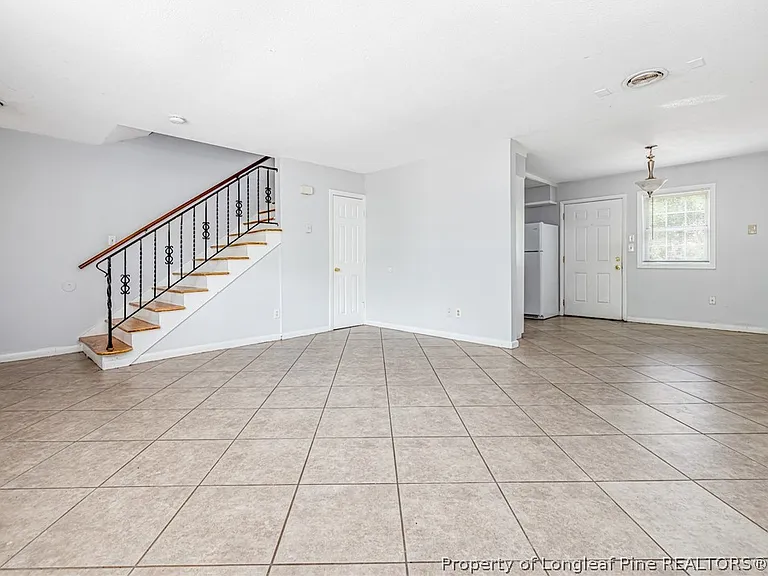 2328 Barrington Cir — Photo 10
