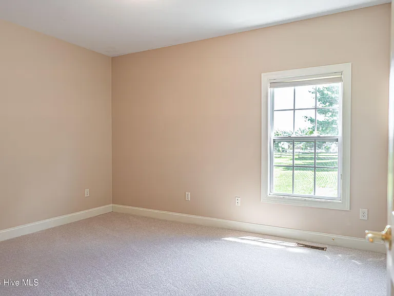 11 Victoria Dr — Photo 37