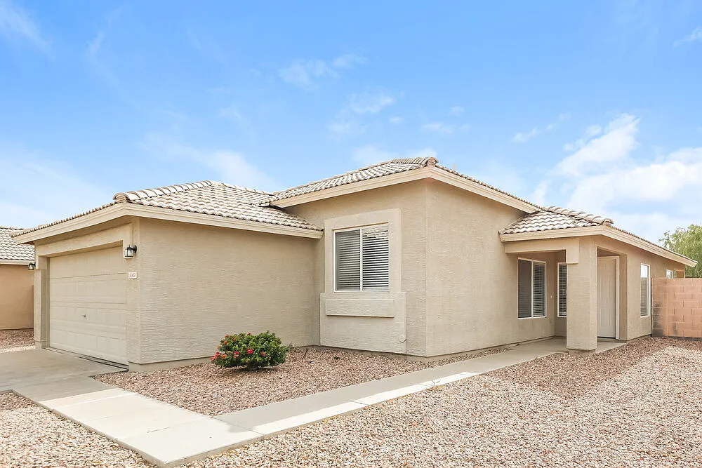 3 bed, 2.0 bath, 1352 sqft, $1,735 — Photo 3