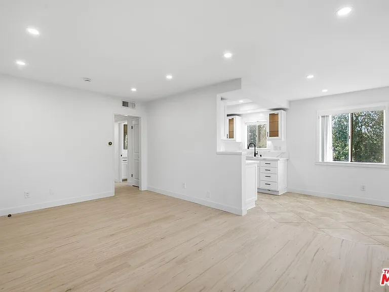 13025 Moorpark St #208 — Photo 4