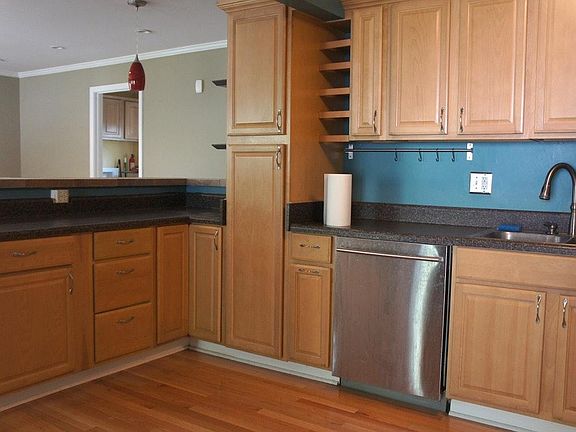 Upgraded cabinets with pullout shelving