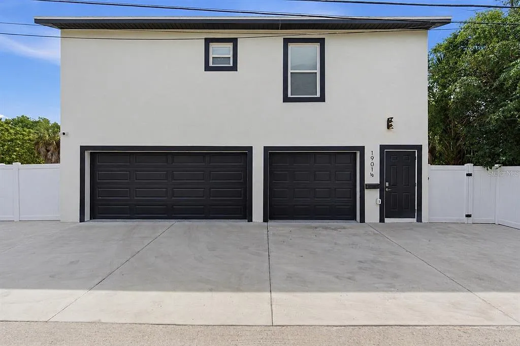 2 bed, 1.0 bath, 721 sqft, $1,950 — Photo 1
