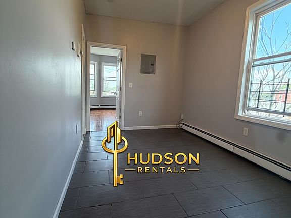 4th image of 86 Winfield Ave APT 3L