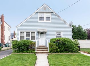 124 Broadmoor Ln, Westbury, NY 11590