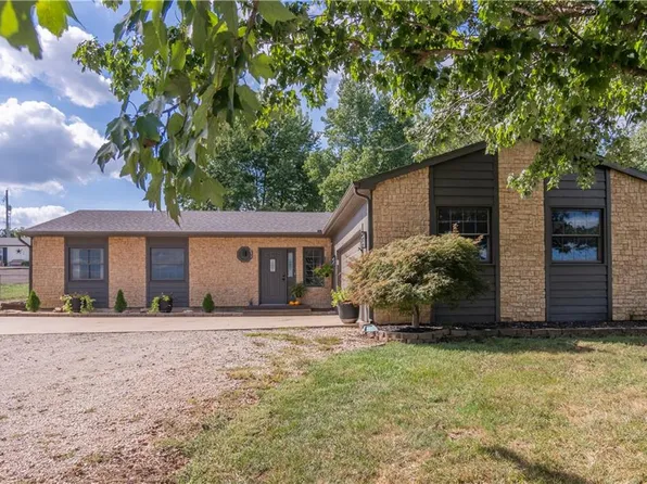 940 East St, Tonganoxie, KS 66086