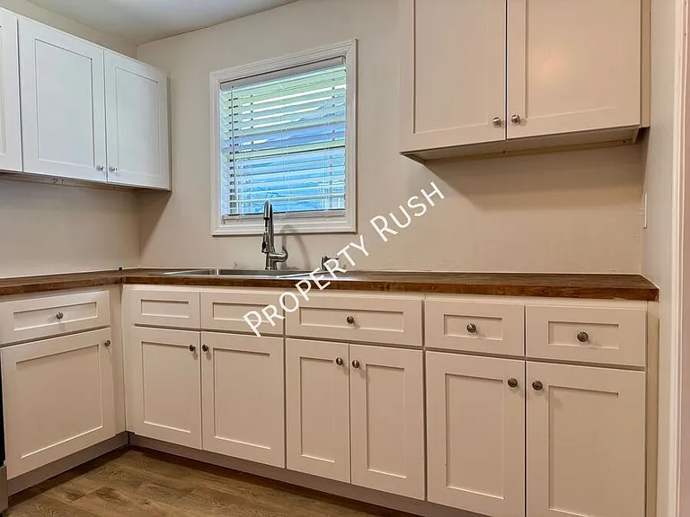 1718 Portland St #B — Photo 9