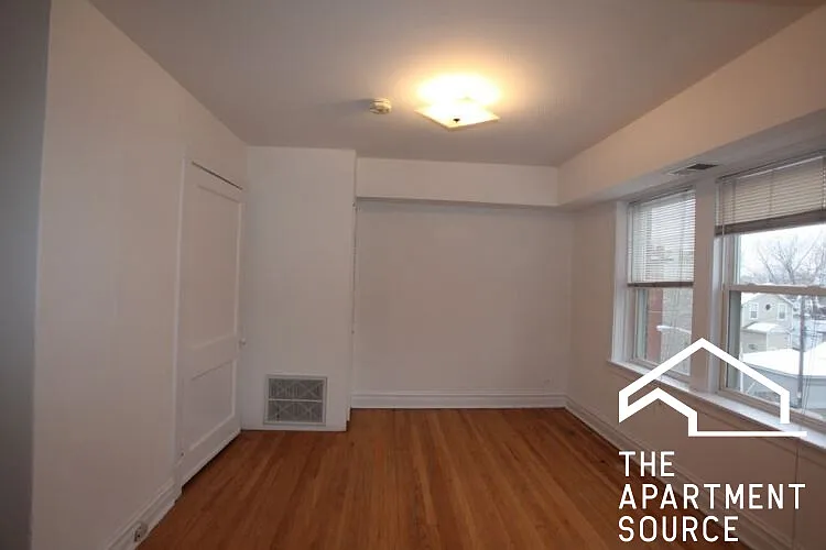 3056 W Berteau Ave #G — Photo 2