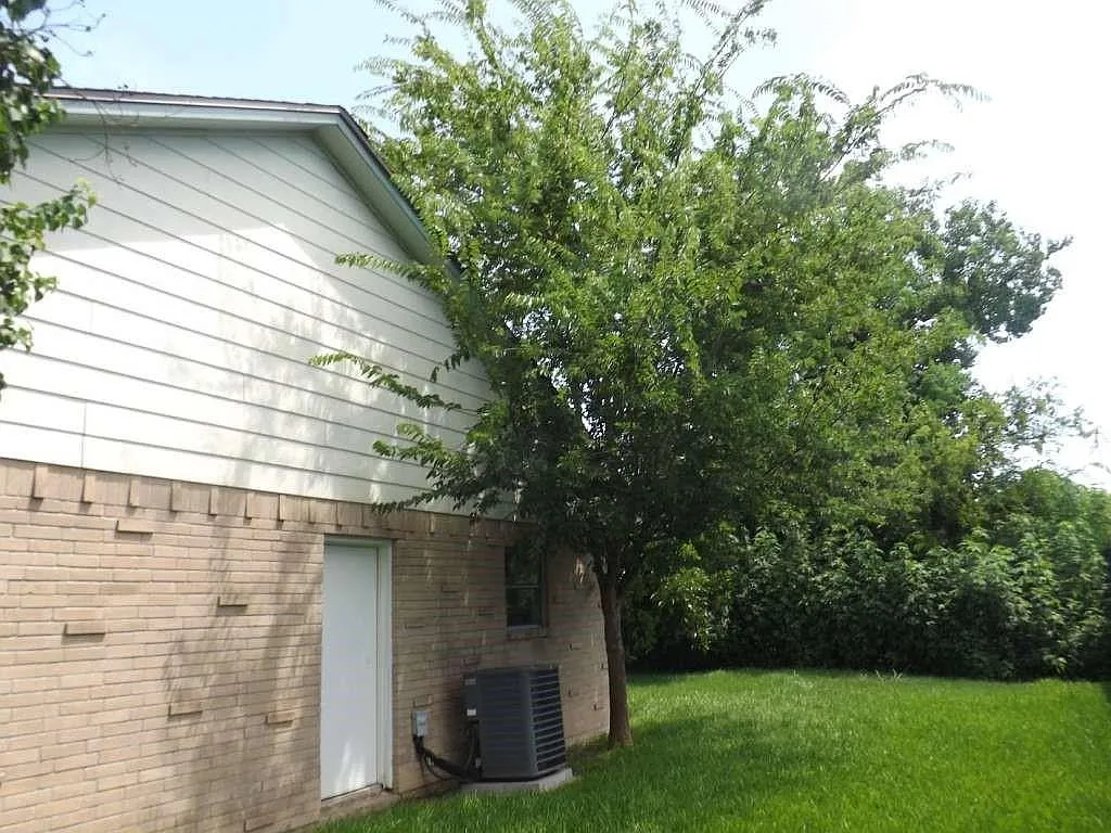 3 bed, 2.5 bath, 2364 sqft, $2,495 — Photo 4