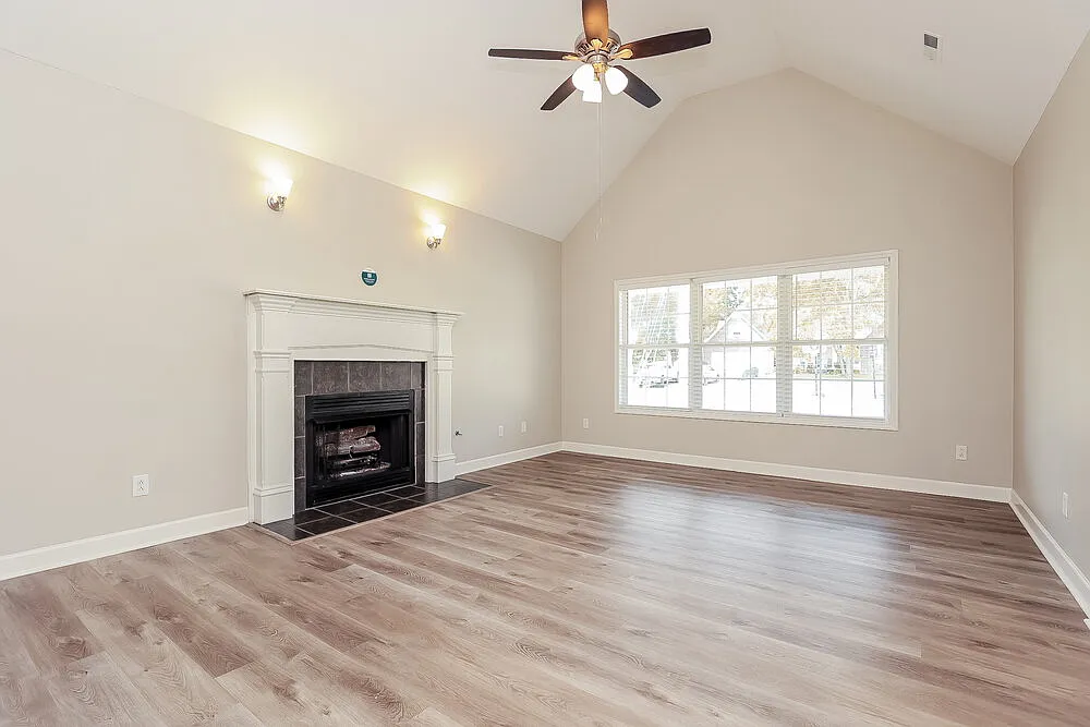 3 bed, 2.0 bath, 1392 sqft, $2,075 — Photo 3