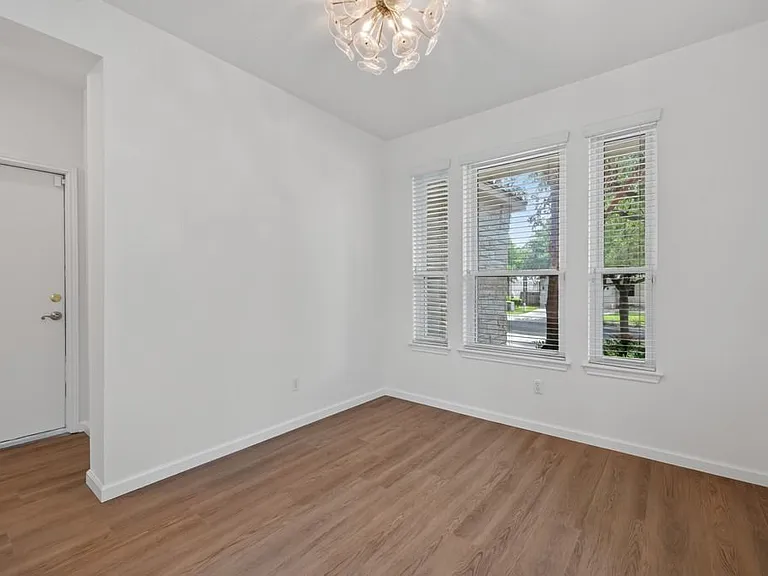 10416 Beard Ave — Photo 8
