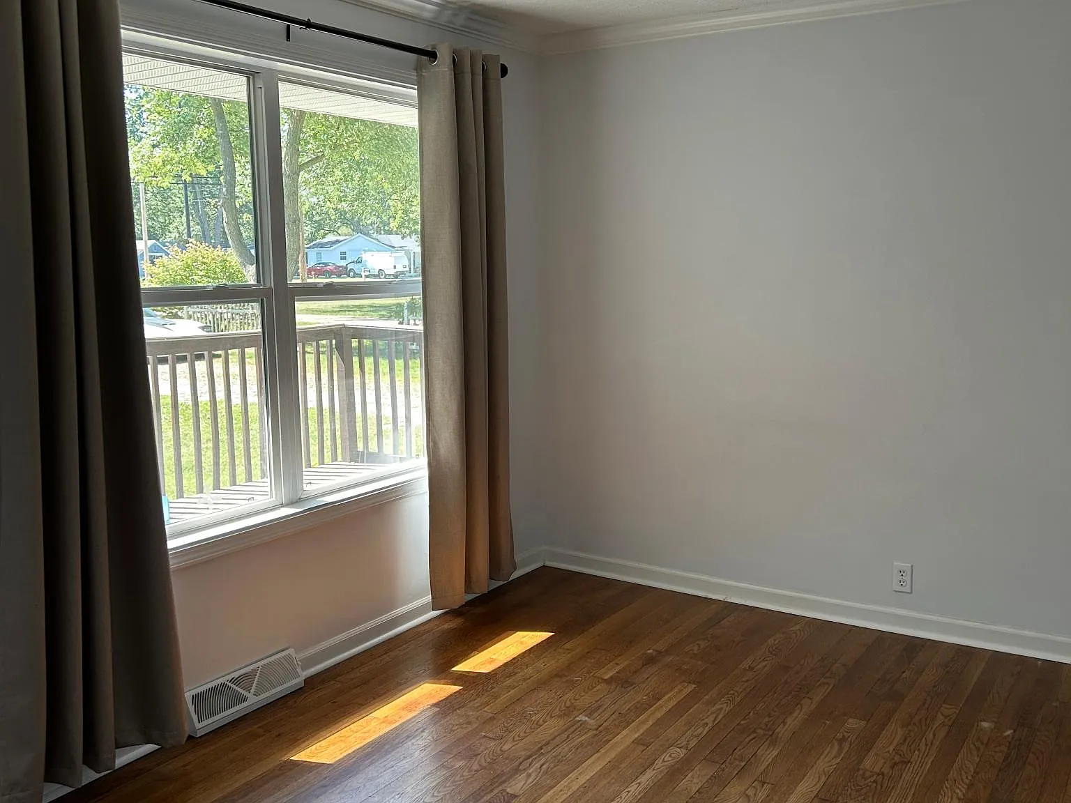 824 W Catalpa Dr — Photo 2