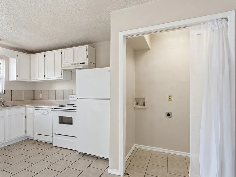 1373 Oakbluff Dr — Photo 10