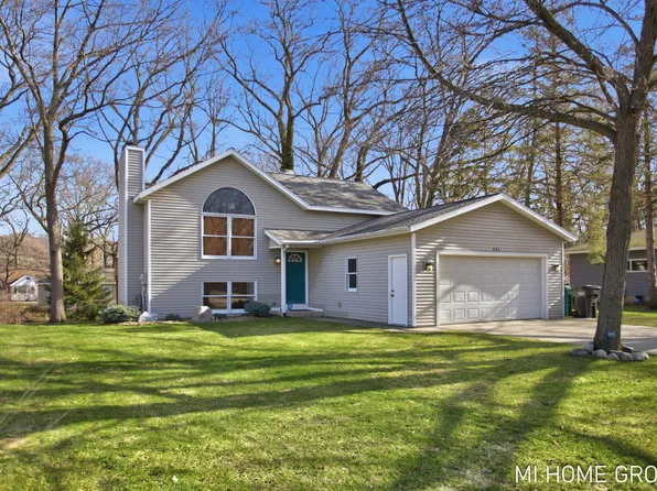 641 Pineview Dr, Holland, MI 49424