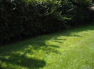 55 Willets Dr, Syosset, NY 11791