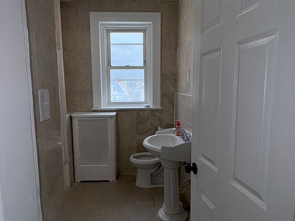 4th image of 305 Roseville Ave Floor 2