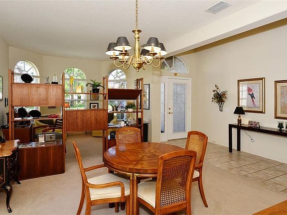 5th image of 824 Derbyshire Dr